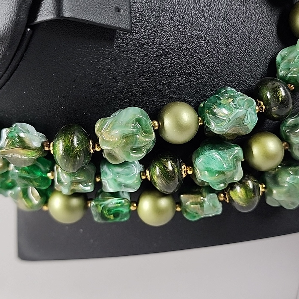 Vintage Elegant Green Beaded Necklace - Picture 2 of 9